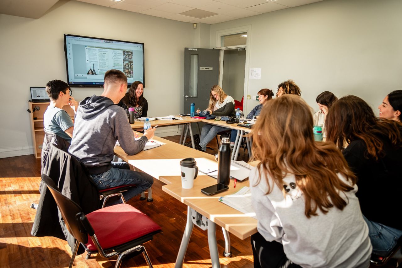 Studenten im Unterricht Whiteboard